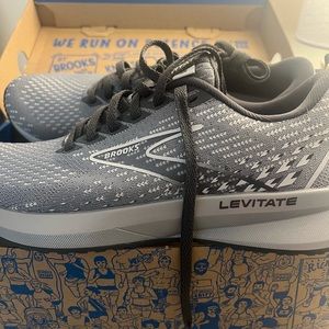 Never worn, Brook Sneakers, Levitate Grey,